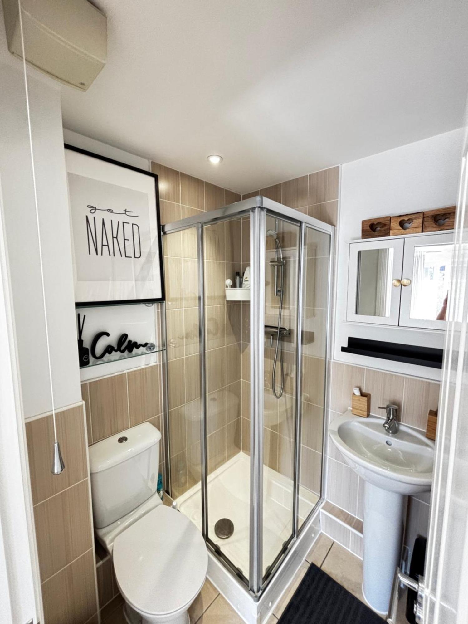 Delux Room With Private Parking, Sleeps 2, Perfect For Cotswold Getaway, Easy A419 Access Blunsdon Exterior photo